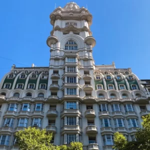 Visita privada a pie: de la majestuosa arquitectura de los palacios a un brindis exclusivo